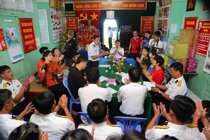 Hình ảnh nhà giàn DK1 vững vàng nơi đầu sóng ngọn gió