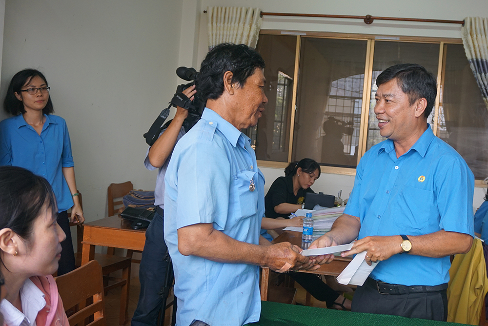 Liên đoàn Lao động tỉnh hỗ trợ cho đoàn viên thiệt hại do giông lốc Liên đoàn Lao động tỉnh hỗ trợ cho đoàn viên thiệt hại do giông lốc