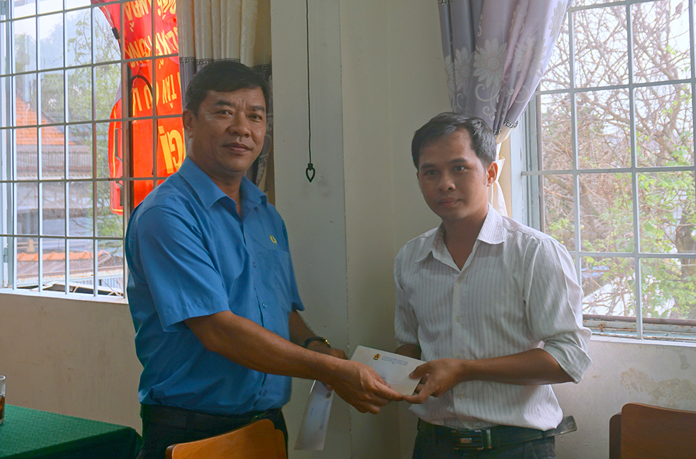 Liên đoàn Lao động tỉnh hỗ trợ cho đoàn viên thiệt hại do giông lốc Liên đoàn Lao động tỉnh hỗ trợ cho đoàn viên thiệt hại do giông lốc