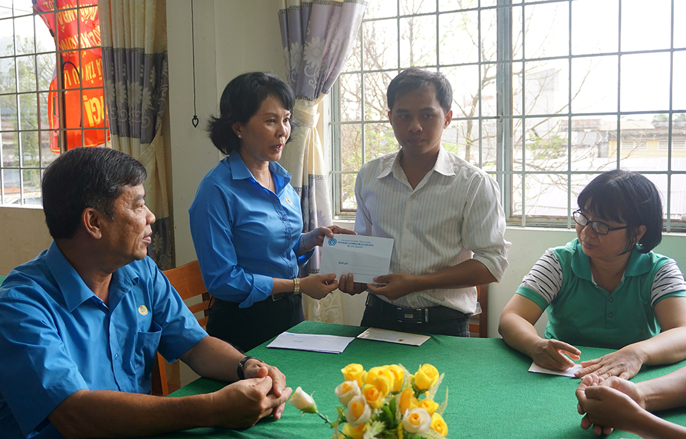 Liên đoàn Lao động tỉnh hỗ trợ cho đoàn viên thiệt hại do giông lốc Liên đoàn Lao động tỉnh hỗ trợ cho đoàn viên thiệt hại do giông lốc