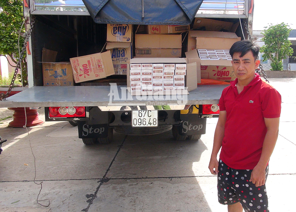Xe tải chở 26.500 bao thuốc lá ngoại nhập lậu bị bắt Xe tải chở 26.500 bao thuốc lá ngoại nhập lậu bị bắt