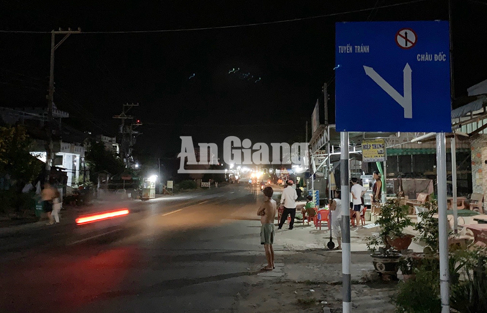 Vết nứt mặt đường tuyến QL.91 mở rộng, bờ sông có hiện tượng sụt lún