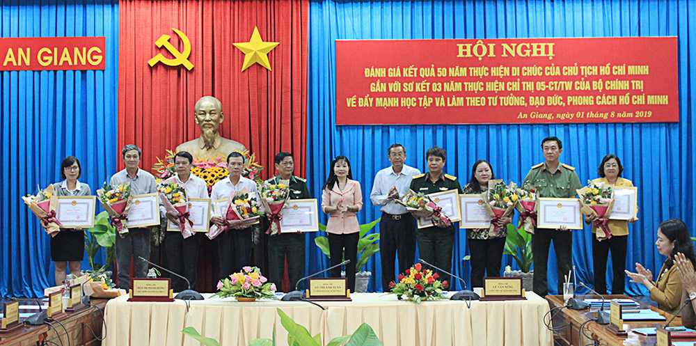 Đánh giá kết quả 50 năm thực hiện Di chúc của Chủ tịch Hồ Chí Minh gắn với sơ kết 3 năm thực hiện Chỉ thị 05-CT/TW