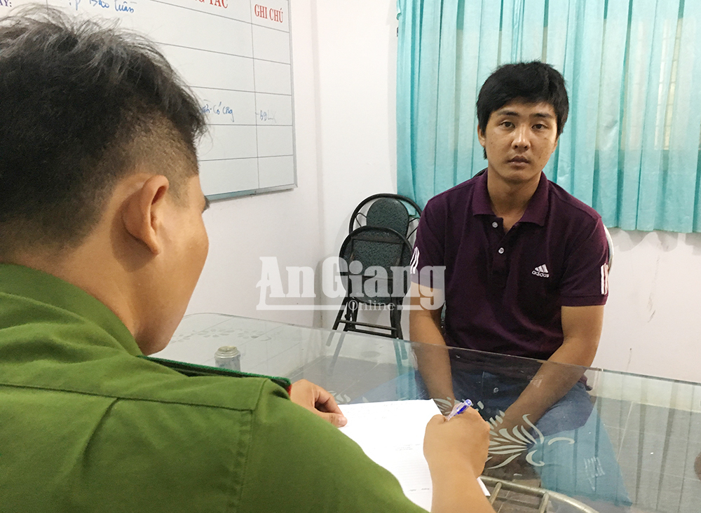 Tạm giữ hình sự đối tượng dùng dao cướp tài sản