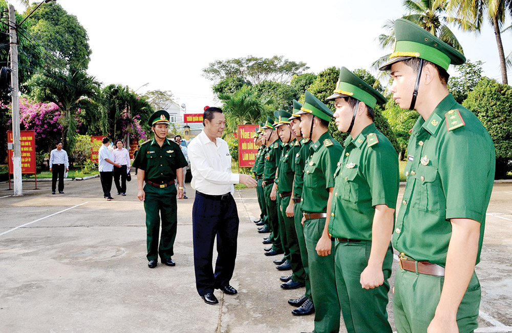 Bộ đội Biên phòng làm “Dân vận khéo” Phó Bí thư Thường trực Tỉnh ủy Võ Anh Kiệt thăm cán bộ, chiến sĩ Đồn Biên phòng Cửa khẩu Long Bình (An Phú)