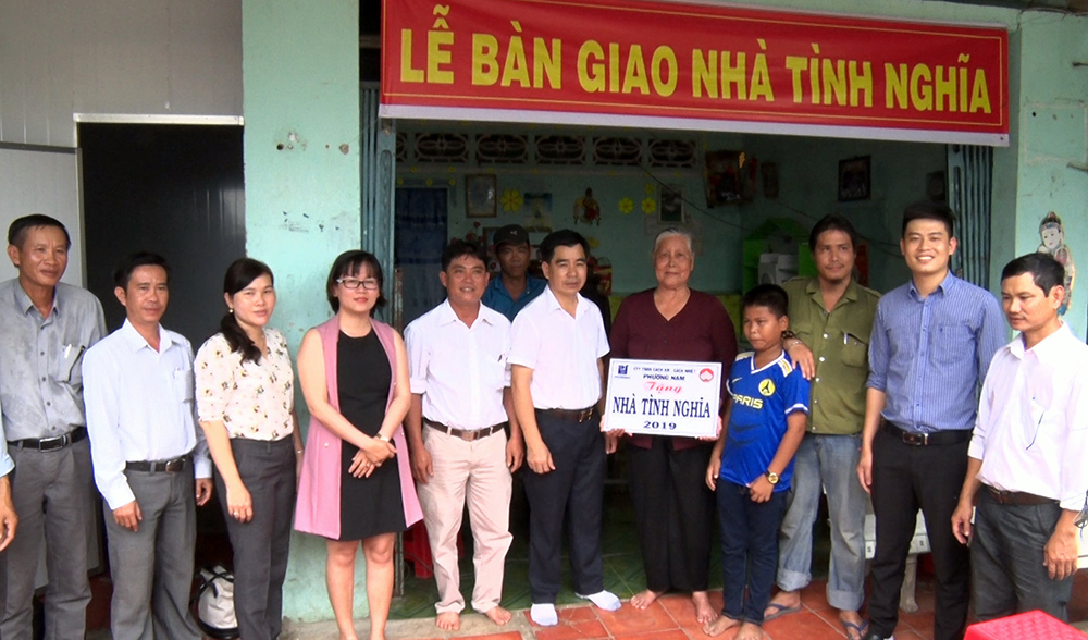 Phú Tân bàn giao nhà cho gia đình chính sách và hộ nghèo Phú Tân bàn giao nhà cho gia đình chính sách và hộ nghèo