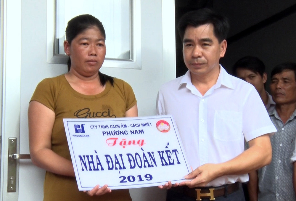 Phú Tân bàn giao nhà cho gia đình chính sách và hộ nghèo Phú Tân bàn giao nhà cho gia đình chính sách và hộ nghèo
