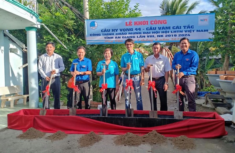 Cầu Hy Vọng – Nâng bước em đến trường