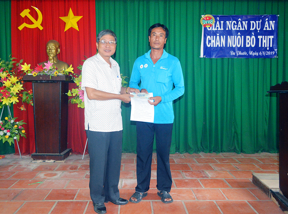 Hội Nông dân tỉnh hỗ trợ vốn cho nông dân chăn nuôi bò thịt