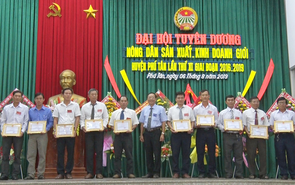 Phú Tân tuyên dương nông dân sản xuất kinh doanh giỏi lần thứ XI, giai đoạn 2016-2019