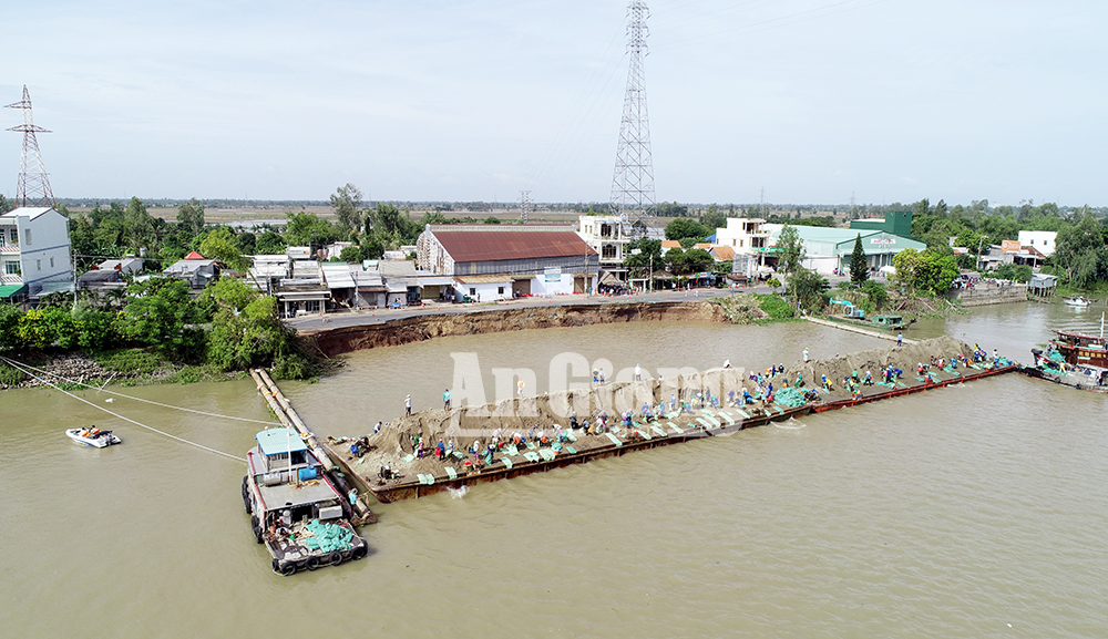 Khắc phục sạt lở tuyến Quốc lộ 91 đoạn qua xã Bình Mỹ