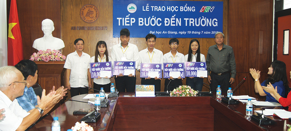 Nỗ lực “Tiếp bước đến trường” cho năm học mới Nỗ lực “Tiếp bước đến trường” cho năm học mới