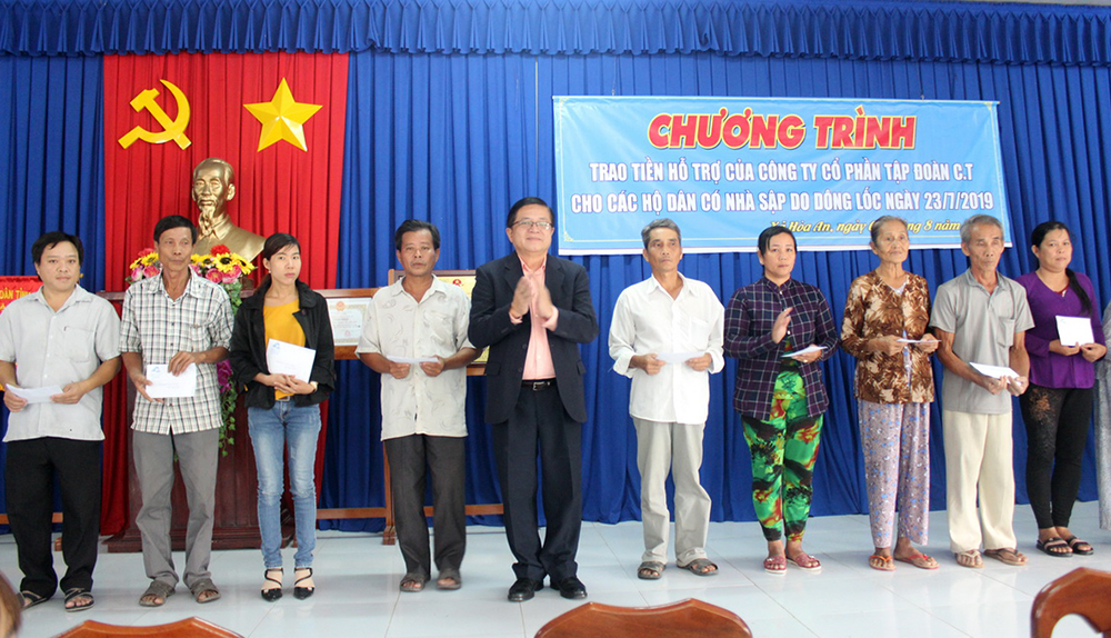 Công ty Cổ phần Tập đoàn C.T hỗ trợ hộ dân ở Chợ Mới có nhà bị sập do giông lốc