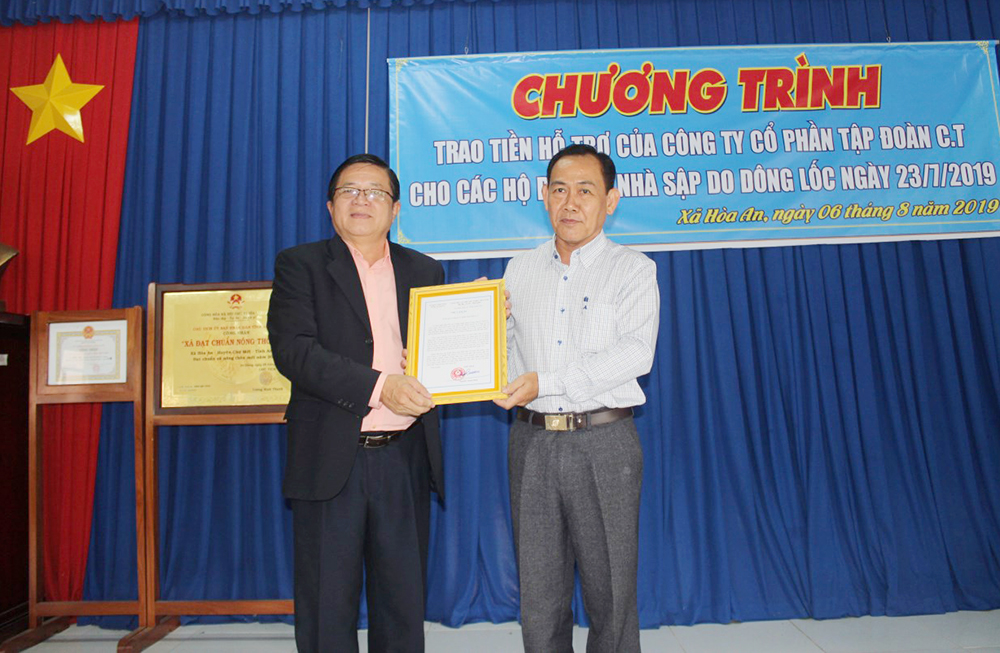 Công ty Cổ phần Tập đoàn C.T hỗ trợ hộ dân ở Chợ Mới có nhà bị sập do giông lốc