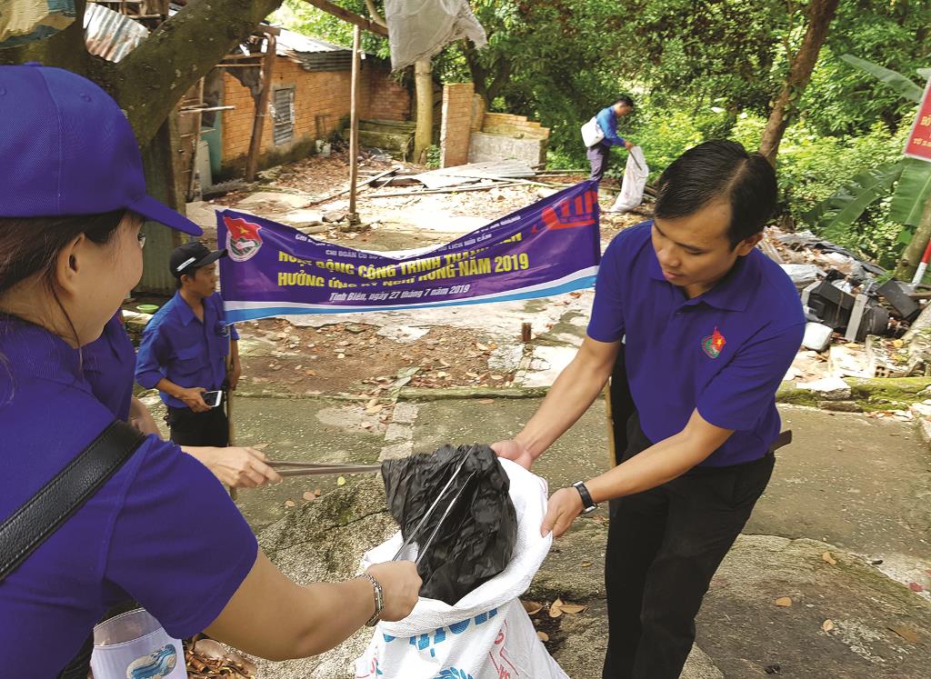 Chung sức dọn đường lên núi Cấm
