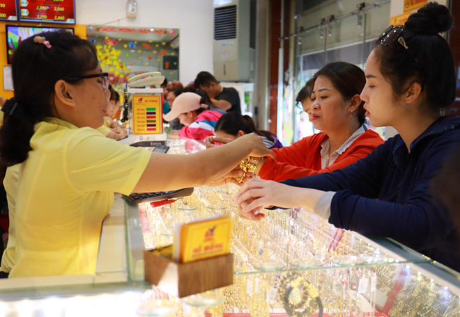 Vàng vọt lên 42,5 triệu đồng/lượng
