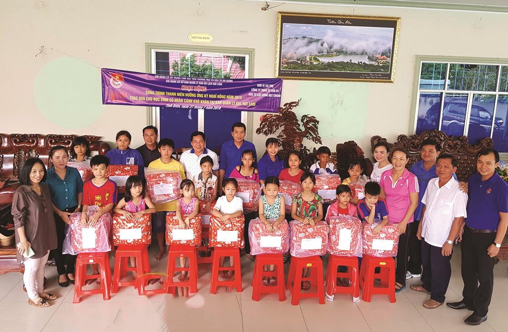 Chung sức dọn đường lên núi Cấm