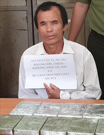 Bắt giữ đối tượng tàng trữ 11 bánh heroin