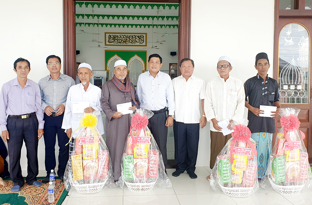 Chúc Tết Roya Haji đồng bào dân tộc thiểu số Chăm ở An Phú