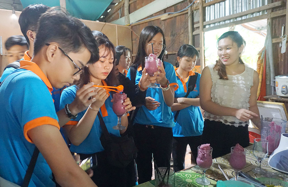 Học tập từ “Hành trình khám phá làng nghề và dã ngoại nông nghiệp”