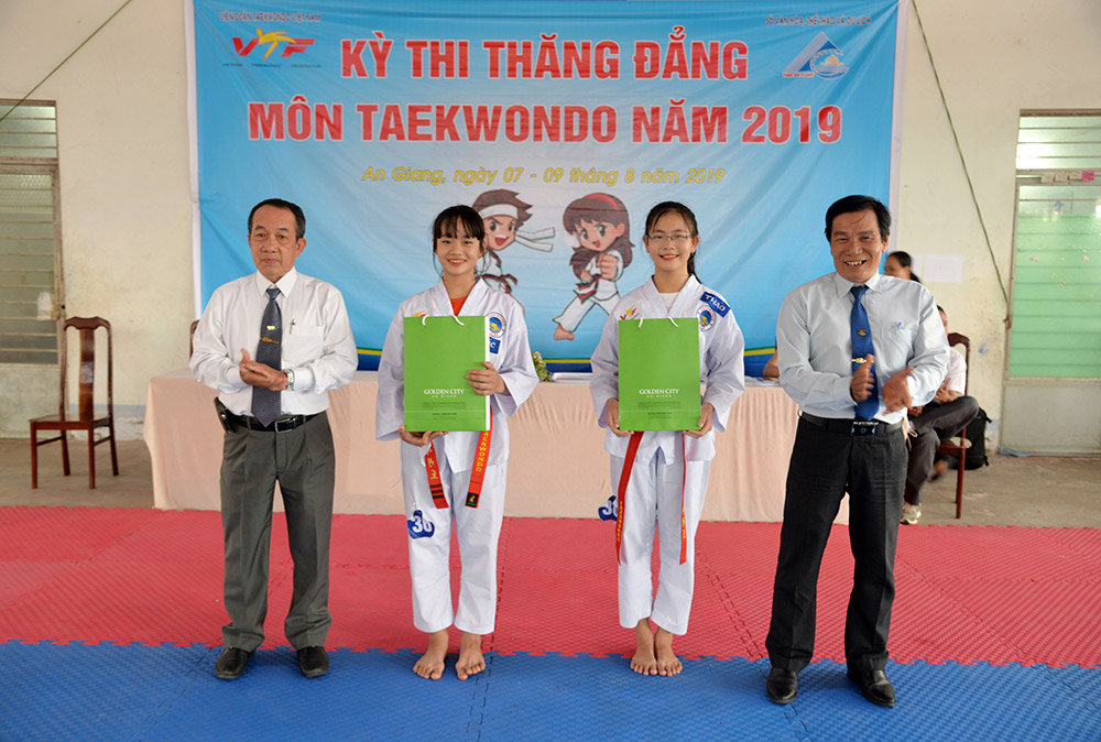 114 võ sinh thi thăng đẳng Taekwondo Ban Tổ chức tặng quà cho các võ sinh đạt thành tích xuất sắc nhất tại kỳ thi