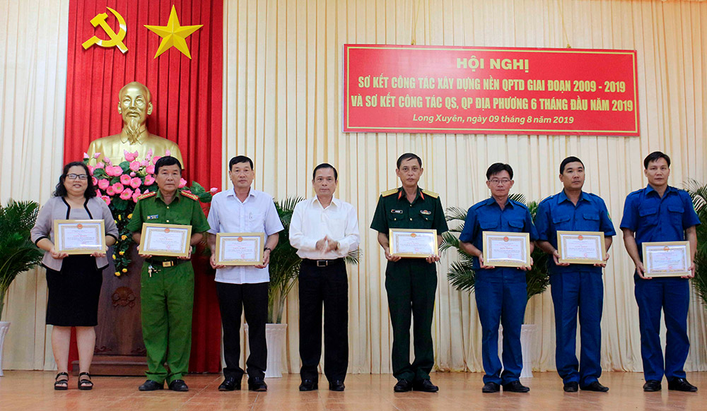 Long Xuyên sơ kết 10 năm thực hiện công tác xây dựng nền quốc phòng toàn dân