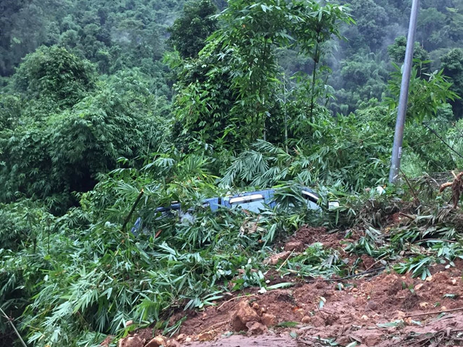 Đèo Bảo Lộc sạt lở tang hoang, ô tô kẹt cứng hàng chục km suốt đêm
