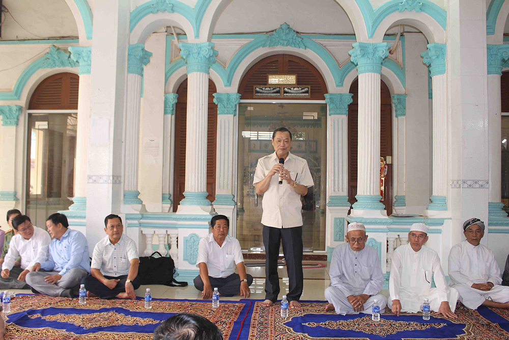 Phó Bí thư Thường trực Tỉnh ủy Võ Anh Kiệt thăm và chúc mừng Tết Roya Haji đồng bào Chăm Tân Châu Phó Bí thư Thường trực Tỉnh ủy Võ Anh Kiệt thăm và chúc mừng Roya Haji đồng bào Chăm Tân Châu
