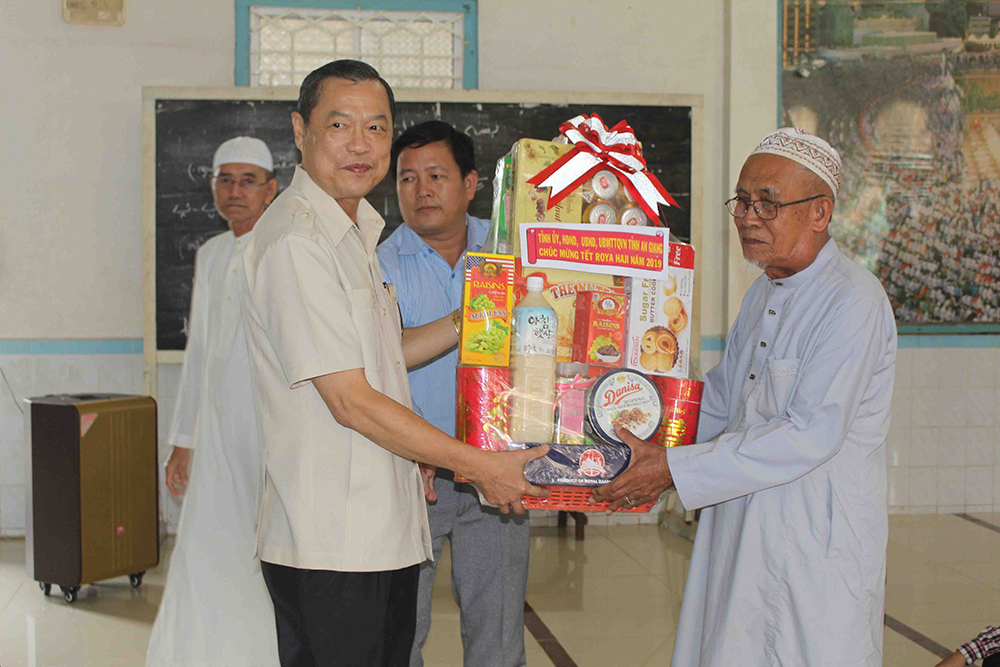 Phó Bí thư Thường trực Tỉnh ủy Võ Anh Kiệt thăm và chúc mừng Tết Roya Haji đồng bào Chăm Tân Châu Phó Bí thư Thường trực Tỉnh ủy Võ Anh Kiệt thăm và chúc mừng Roya Haji đồng bào Chăm Tân Châu