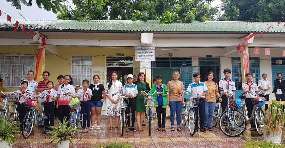 “Tiếp sức đến trường” tại huyện biên giới An Phú Trao tặng xe đạp, đồng phục học sinh và tập cho các học sinh học sinh nghèo, hoàn cảnh gia đình khó khăn