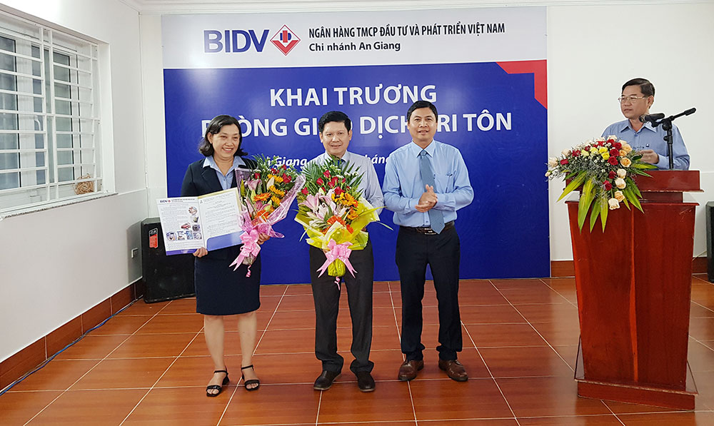 Khai trương Phòng Giao dịch BIDV Tri Tôn Giving flowers to congratulate the board of directors of BIDV Tri Ton Transaction Office