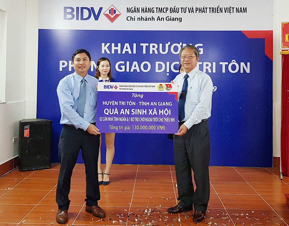 Khai trương Phòng Giao dịch BIDV Tri Tôn BIDV An Giang branch presents a social security gift to Tri Ton district