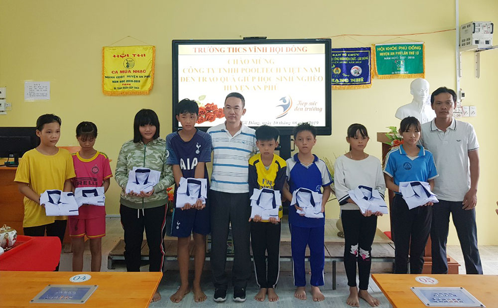 “Tiếp sức đến trường” tại huyện biên giới An Phú Trao tặng xe đạp, đồng phục học sinh và tập cho các học sinh học sinh nghèo, hoàn cảnh gia đình khó khăn