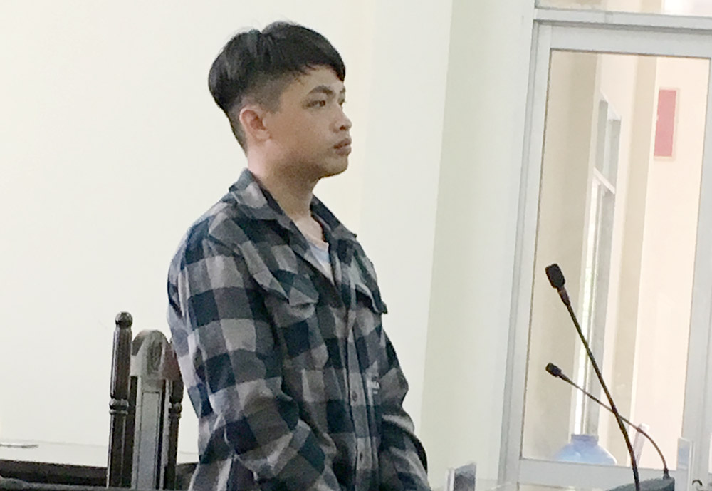 Đập điện thoại người khác, lãnh án tù