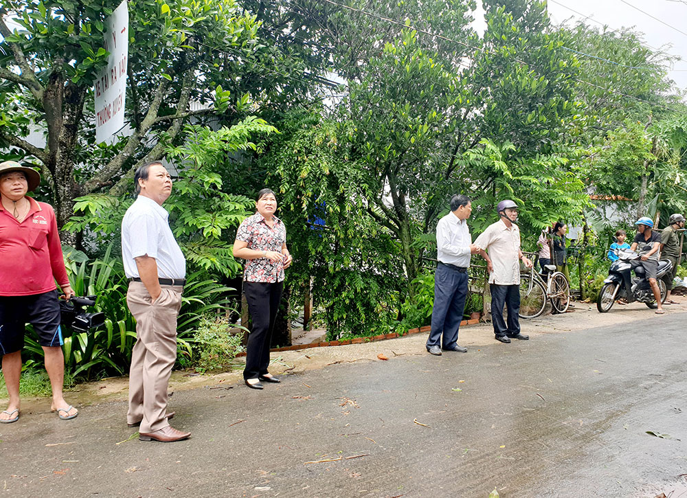 Mưa kèm theo lốc xoáy làm tan tác xóm nghèo vùng biên giới An Phú Lãnh đạo huyện An Phú đến hiện trường khảo sát thiệt hại vụ lốc xoáy