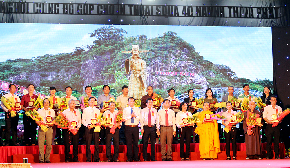 Tri ân những người có công đóng góp cho sự phát triển của huyện Thoại Sơn