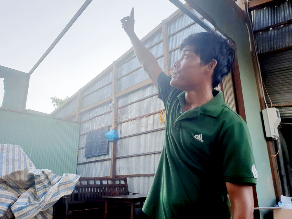 Mưa kèm theo lốc xoáy làm tan tác xóm nghèo vùng biên giới An Phú Mái tole nhà anh Nguyễn Hữu Phước (ngụ ấp Phú Mỹ, xã Phú Hội) bị lốc cuốn mất