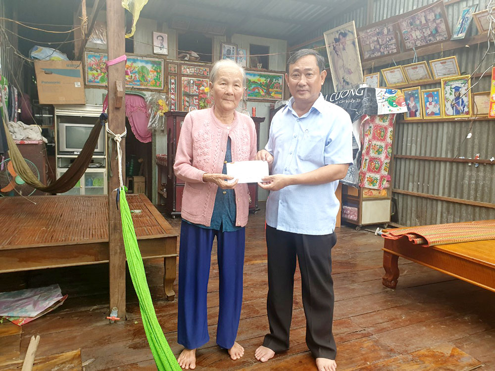Mưa kèm theo lốc xoáy làm tan tác xóm nghèo vùng biên giới An Phú Chủ tịch UBMTTQ Việt Nam tỉnh Nguyễn Tiếc Hùng trao tiền hỗ trợ người dân có nhà bị tốc mái hoàn toàn