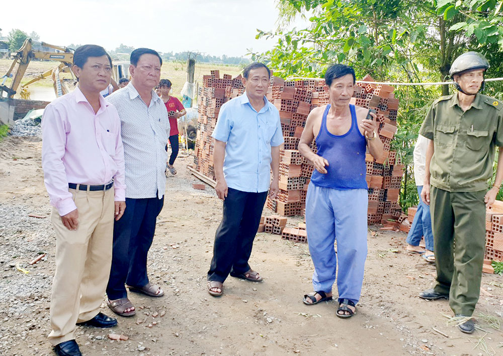 Mưa kèm theo lốc xoáy làm tan tác xóm nghèo vùng biên giới An Phú