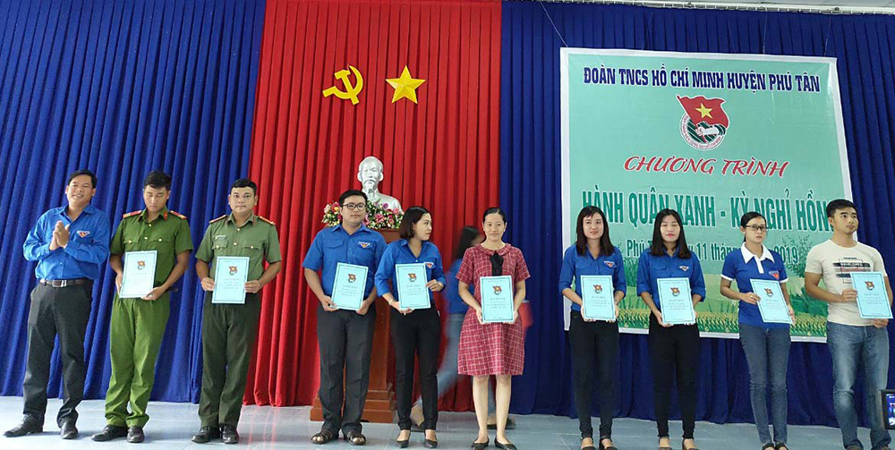 Sôi nổi chuỗi hoạt động “Hành quân xanh” và “Kỳ nghỉ hồng” tại Phú Tân Sôi nổi chuỗi hoạt động “Hành quân xanh” và “Kỳ nghỉ hồng” tại Phú Tân