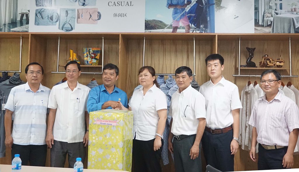 Liên đoàn Lao động tỉnh thăm và làm việc với các doanh nghiệp