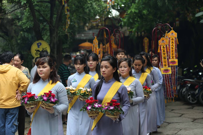 Vu lan rằm tháng 7: Vì sao là bông hồng đỏ, trắng cài trên ngực áo?
