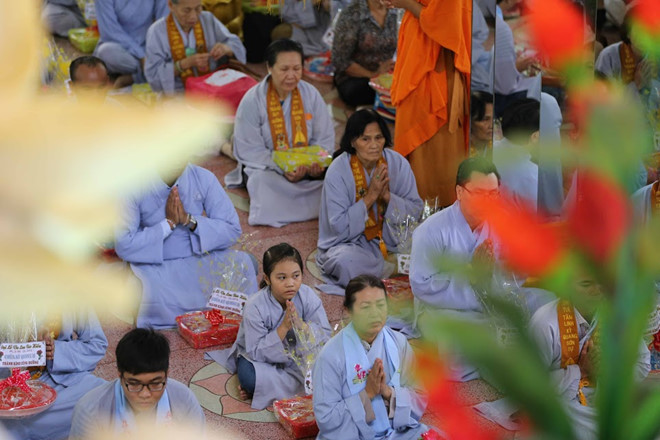 Vu lan rằm tháng 7: Vì sao là bông hồng đỏ, trắng cài trên ngực áo?