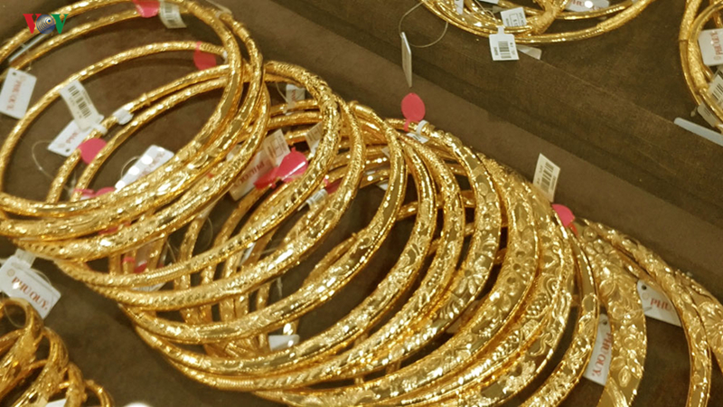 Giá vàng trong nước tăng mạnh, lấy lại mốc 42 triệu đồng/lượng