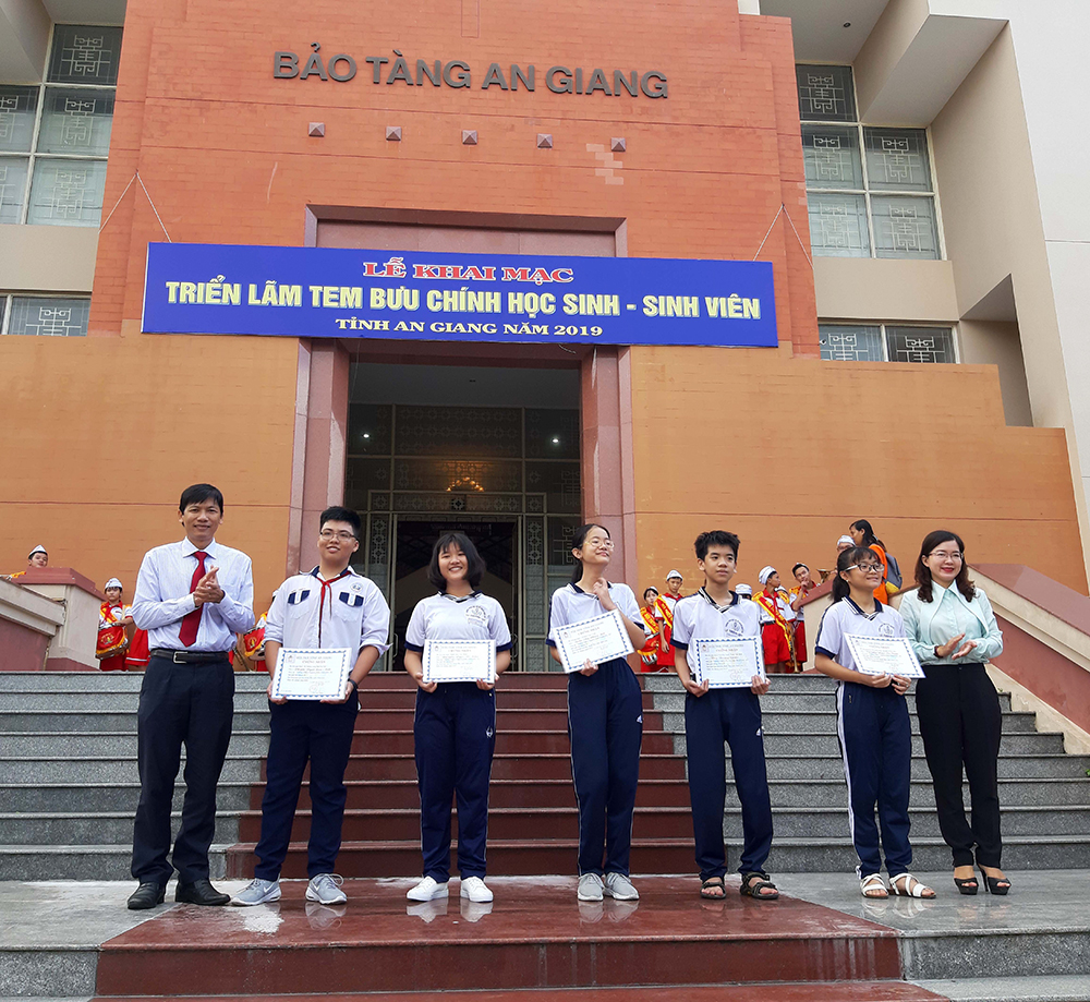 Khai mạc triển lãm tem bưu chính học sinh - sinh viên năm 2019 Khai mạc triển lãm tem bưu chính học sinh - sinh viên năm 2019