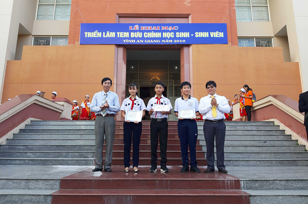Khai mạc triển lãm tem bưu chính học sinh - sinh viên năm 2019 Khai mạc triển lãm tem bưu chính học sinh - sinh viên năm 2019