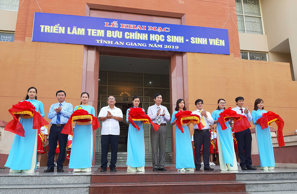 Khai mạc triển lãm tem bưu chính học sinh - sinh viên năm 2019 Khai mạc triển lãm tem bưu chính học sinh - sinh viên năm 2019