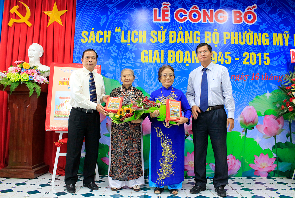 Công bố sách lịch sử 70 năm Đảng bộ phường Mỹ Long Công bố sách lịch sử 70 năm Đảng bộ phường Mỹ Long
