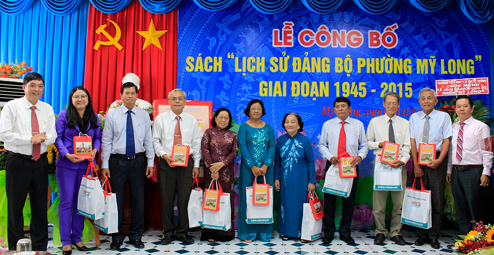 Công bố sách lịch sử 70 năm Đảng bộ phường Mỹ Long Công bố sách lịch sử 70 năm Đảng bộ phường Mỹ Long