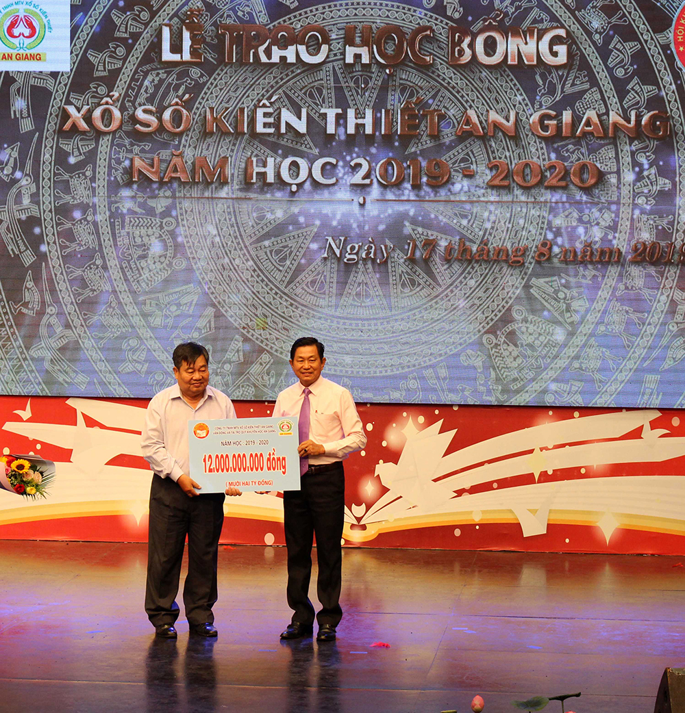110 học sinh được nhận học bổng Xổ số kiến thiết An Giang (đợt 1) năm học 2019 – 2020 110 học sinh tiêu biểu được tuyên dương và nhận học bổng Xổ số kiến thiết An Giang (đợt 1) năm học 2019 – 2020